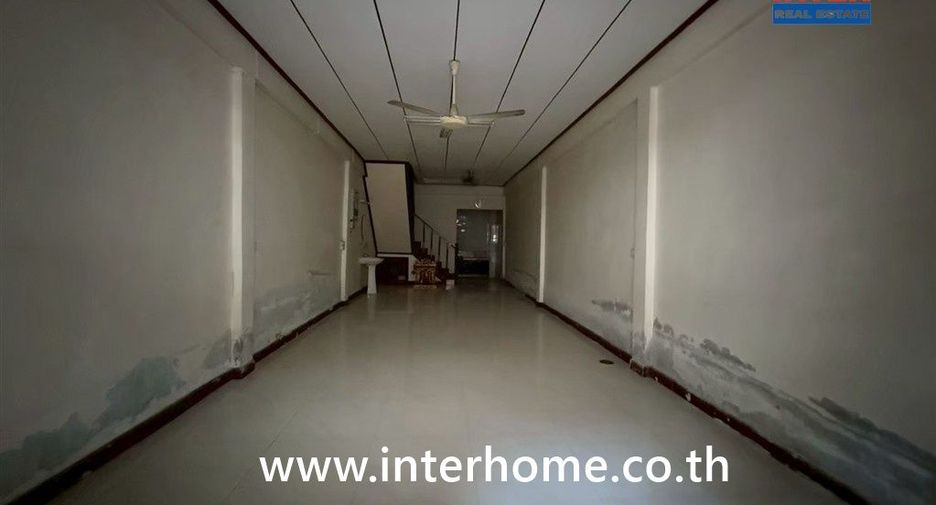 For sale 3 bedrooms retail Space in Phra Khanong, Bangkok