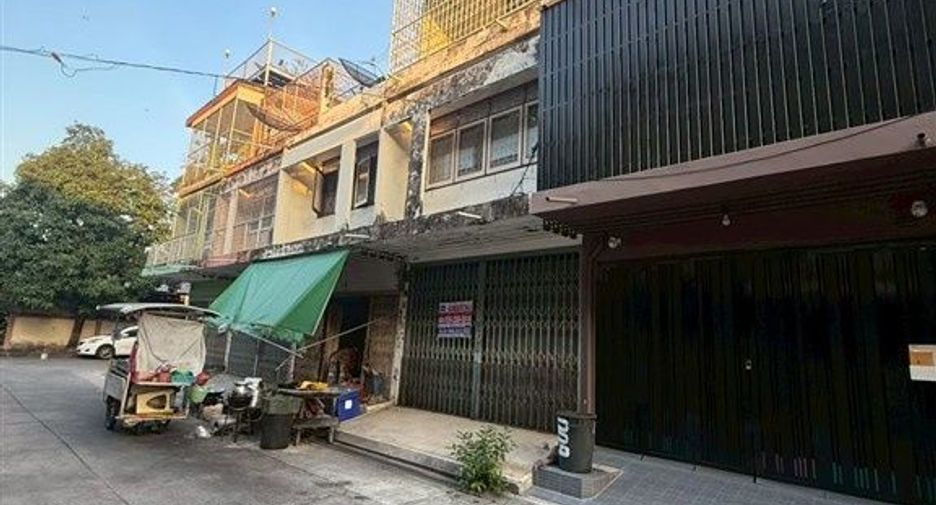 For sale 3 bedrooms retail Space in Phra Khanong, Bangkok