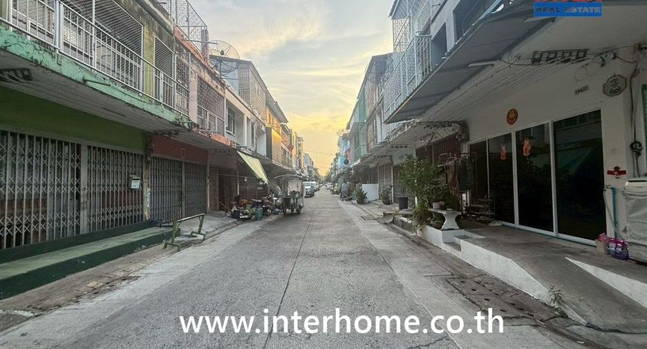 For sale 3 bedrooms retail Space in Phra Khanong, Bangkok