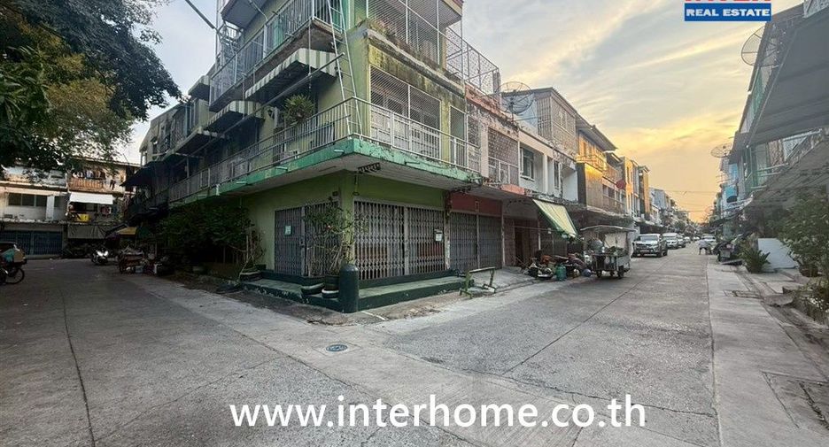 For sale 3 bedrooms retail Space in Phra Khanong, Bangkok