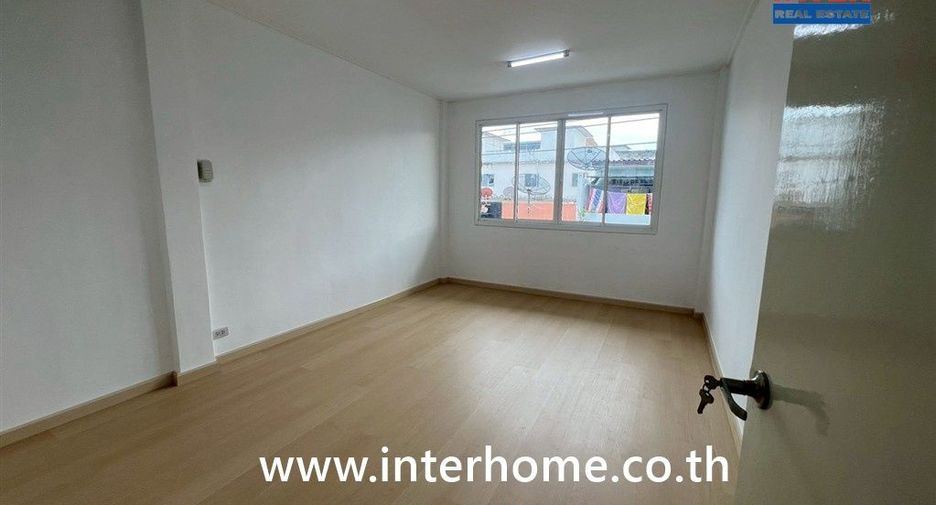 Gewerbefläche zum Kauf mit 4 Zimmer in Rat Burana, Bangkok