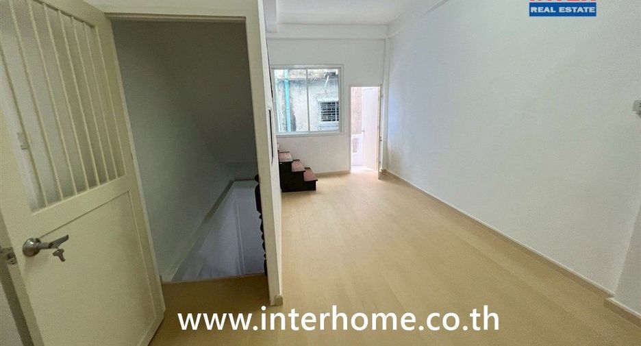 Gewerbefläche zum Kauf mit 4 Zimmer in Rat Burana, Bangkok