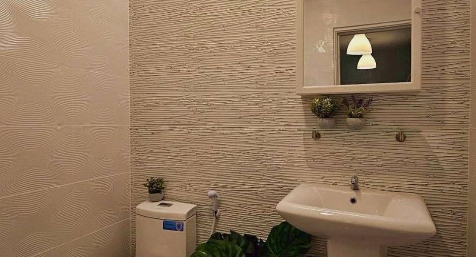 Casa adosada en venta de 2 habitaciones en Thanyaburi, Pathum Thani