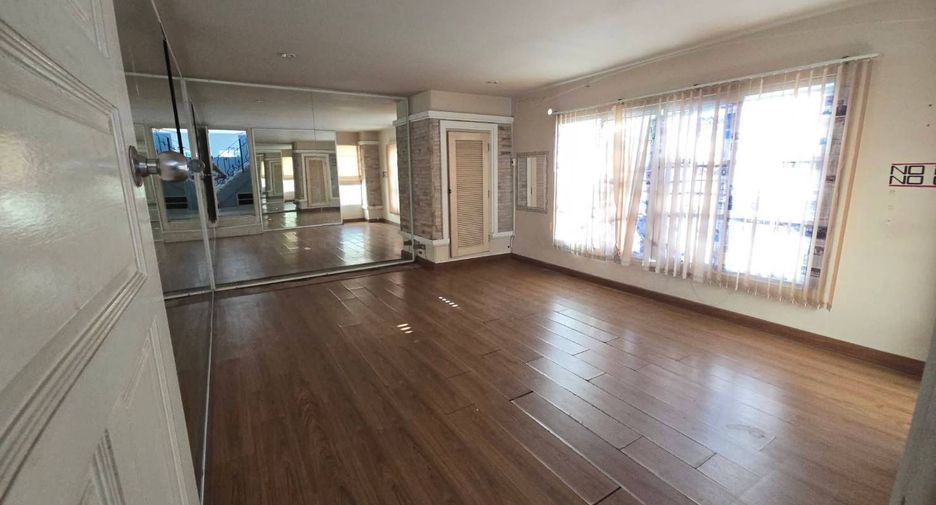 For sale 6 bedrooms house in Mueang Chiang Mai, Chiang Mai