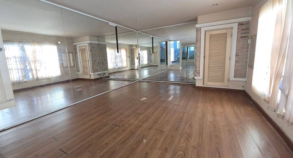 For sale 6 bedrooms house in Mueang Chiang Mai, Chiang Mai