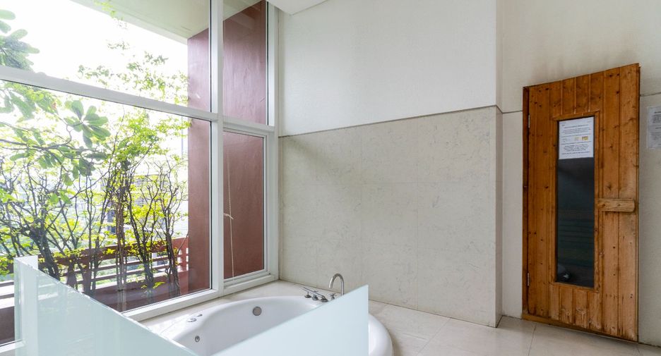 For rent 2 bedrooms condo in Khlong Toei, Bangkok