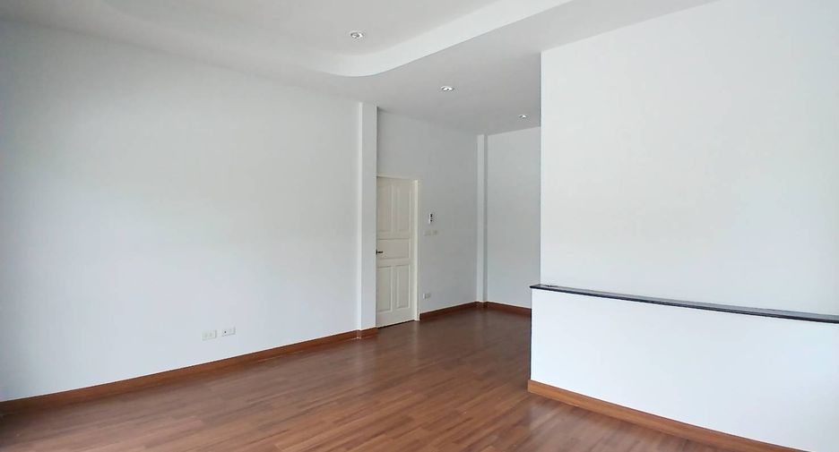 For sale 3 bedrooms house in Mueang Pathum Thani, Pathum Thani