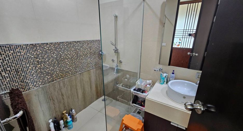 À louer 3 chambres condo à Khlong Toei, Bangkok