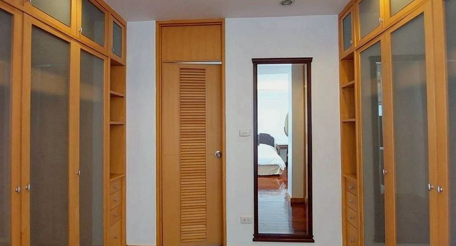 For rent 3 bedrooms condo in Sathon, Bangkok