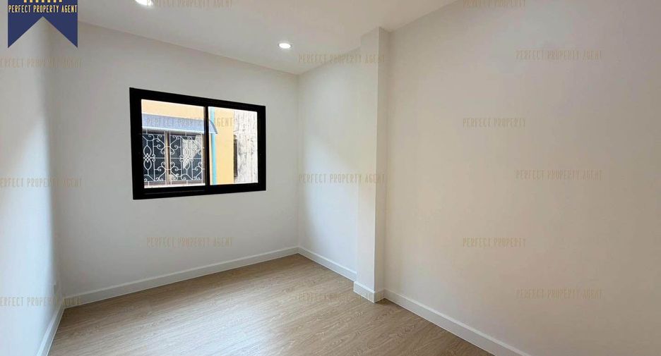 For sale 3 bedrooms townhouse in Taling Chan, Bangkok