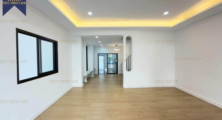 For sale 3 bedrooms townhouse in Taling Chan, Bangkok
