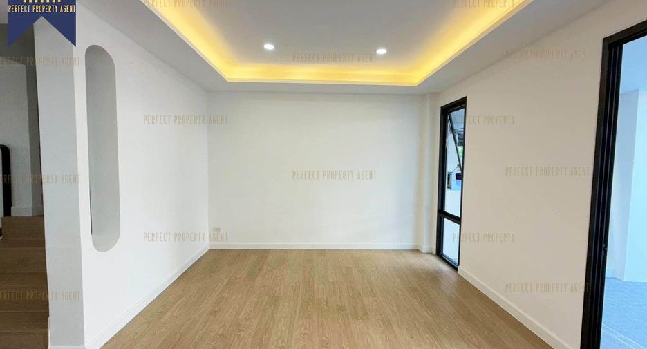 For sale 3 bedrooms townhouse in Taling Chan, Bangkok