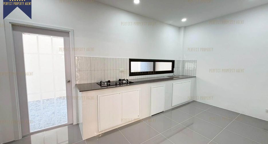 For sale 3 bedrooms townhouse in Taling Chan, Bangkok