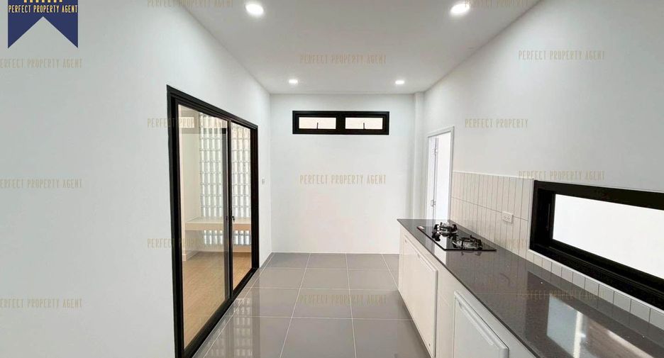 For sale 3 bedrooms townhouse in Taling Chan, Bangkok