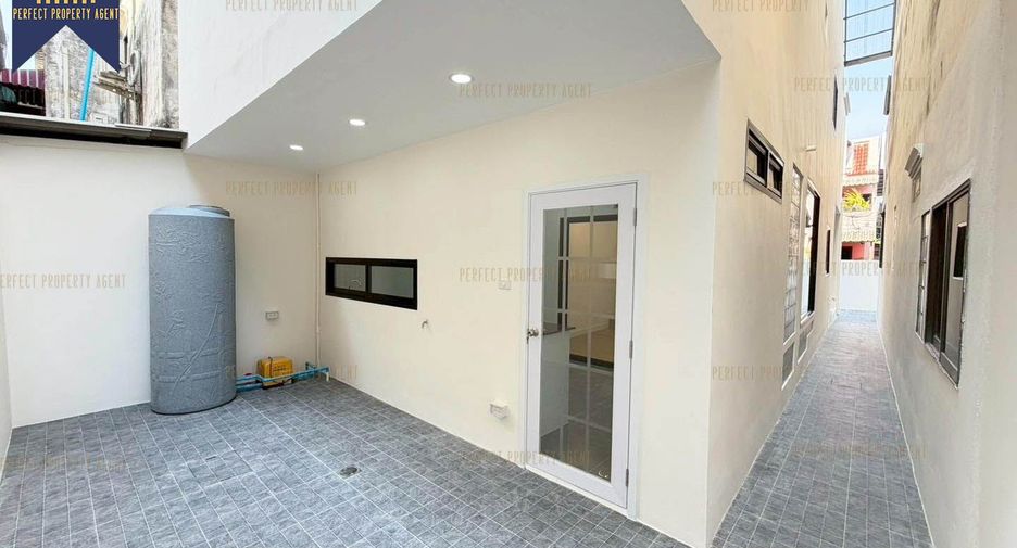 For sale 3 bedrooms townhouse in Taling Chan, Bangkok