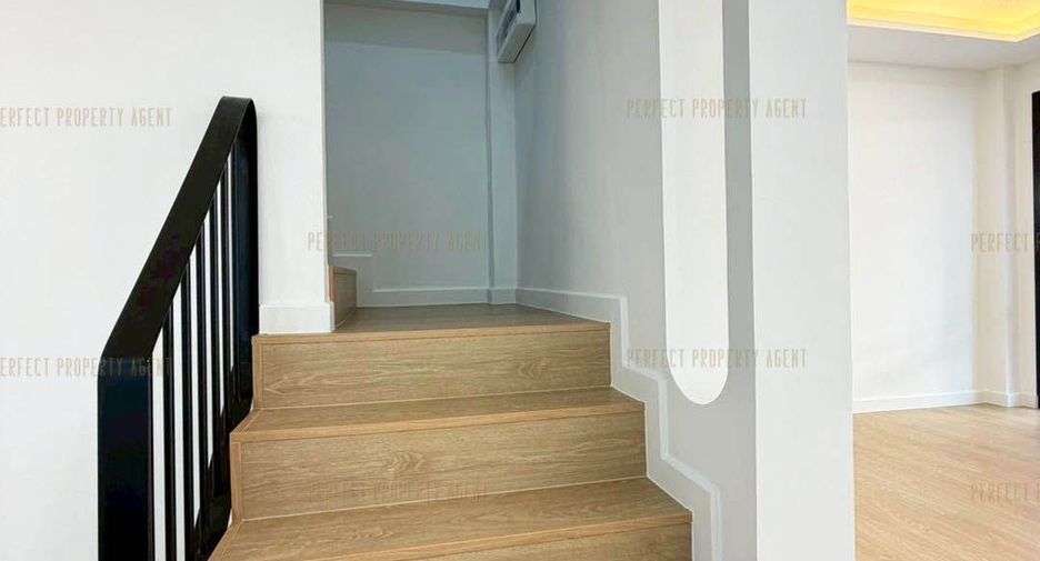 For sale 3 bedrooms townhouse in Taling Chan, Bangkok