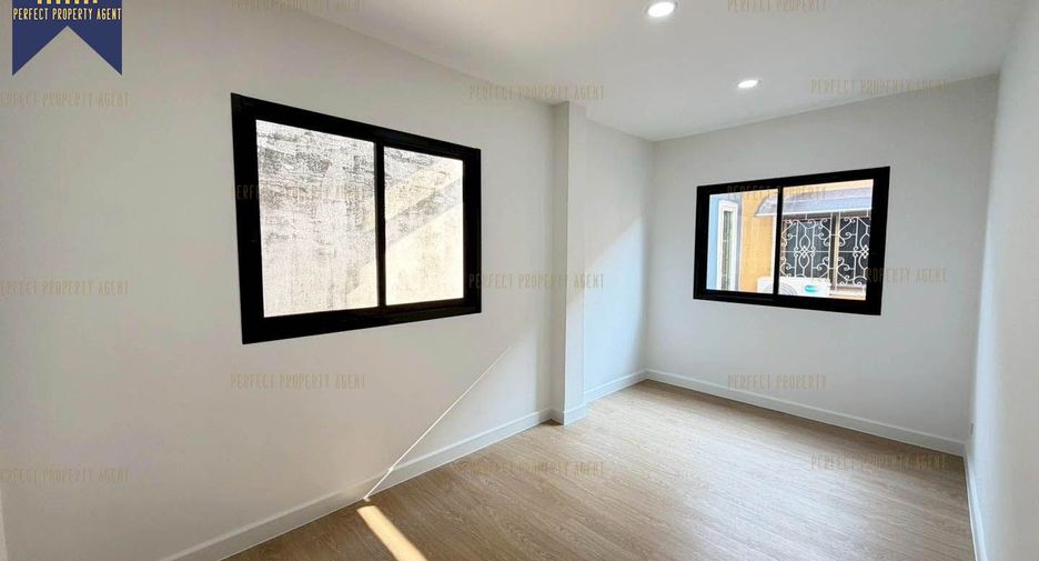 For sale 3 bedrooms townhouse in Taling Chan, Bangkok