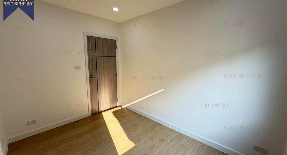 For sale 3 bedrooms townhouse in Taling Chan, Bangkok