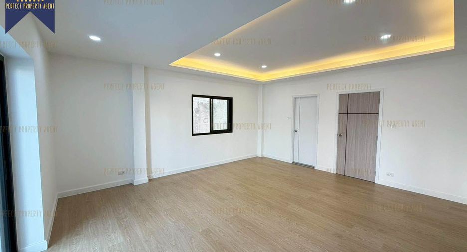 For sale 3 bedrooms townhouse in Taling Chan, Bangkok