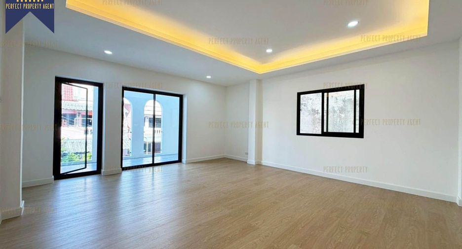 For sale 3 bedrooms townhouse in Taling Chan, Bangkok
