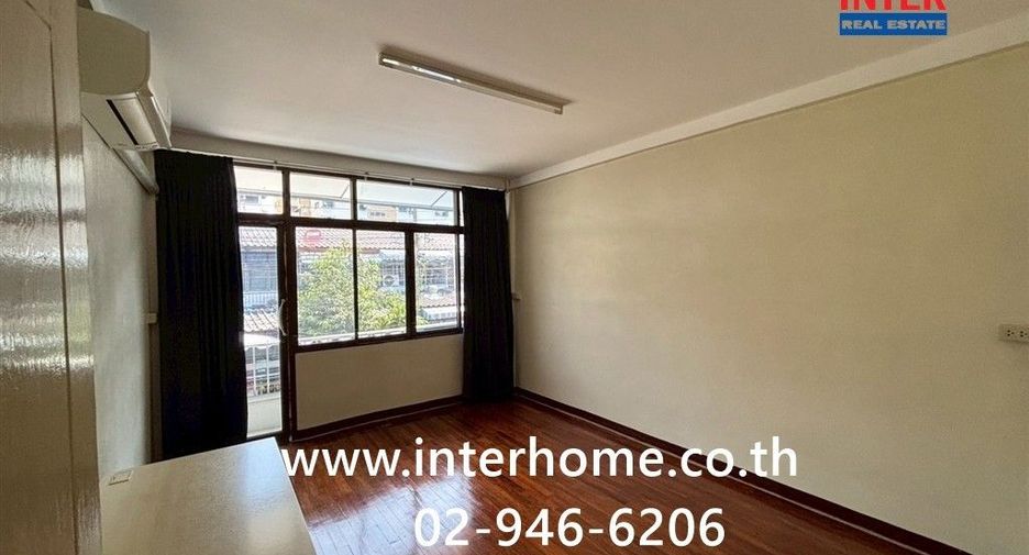 For sale 2 bedrooms townhouse in Huai Khwang, Bangkok