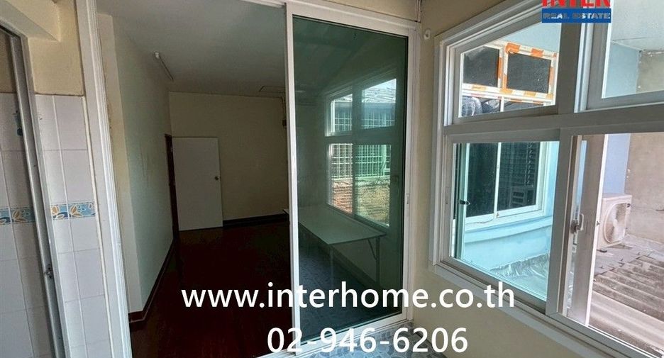 For sale 2 bedrooms townhouse in Huai Khwang, Bangkok