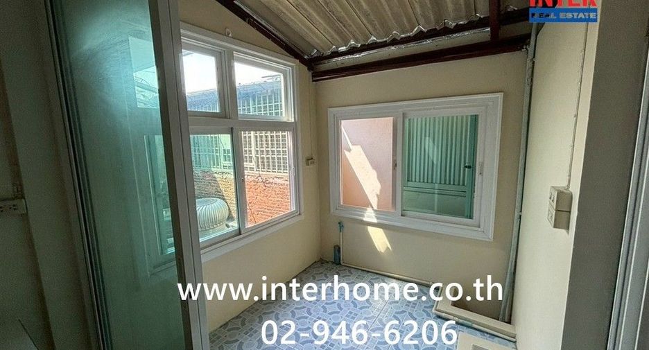 For sale 2 bedrooms townhouse in Huai Khwang, Bangkok