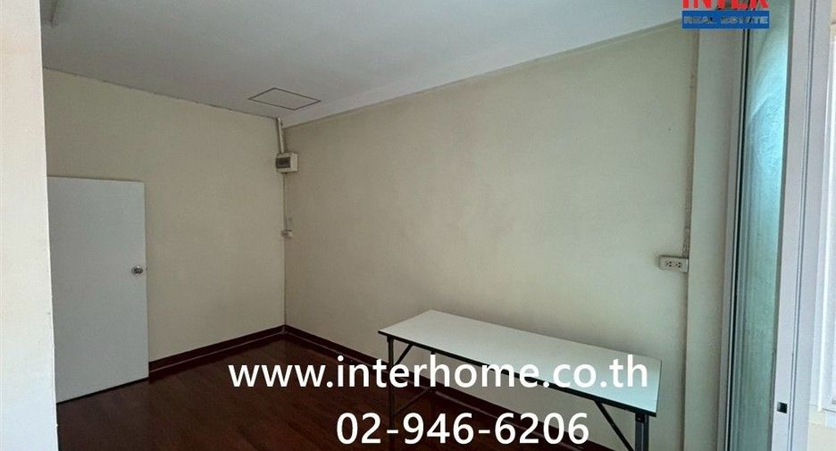 For sale 2 bedrooms townhouse in Huai Khwang, Bangkok