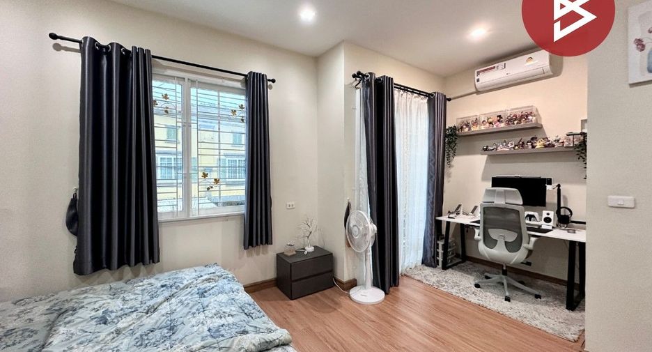 Casa adosada en venta de 4 habitaciones en Si Racha, Chonburi