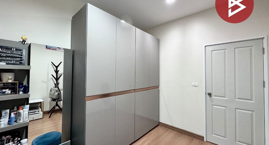 Casa adosada en venta de 4 habitaciones en Si Racha, Chonburi