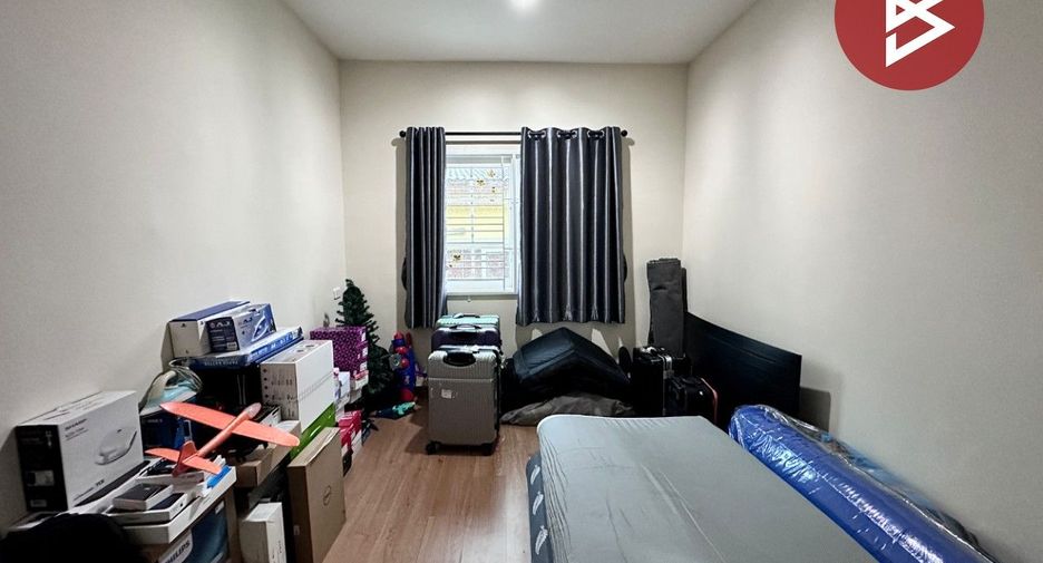 Casa adosada en venta de 4 habitaciones en Si Racha, Chonburi