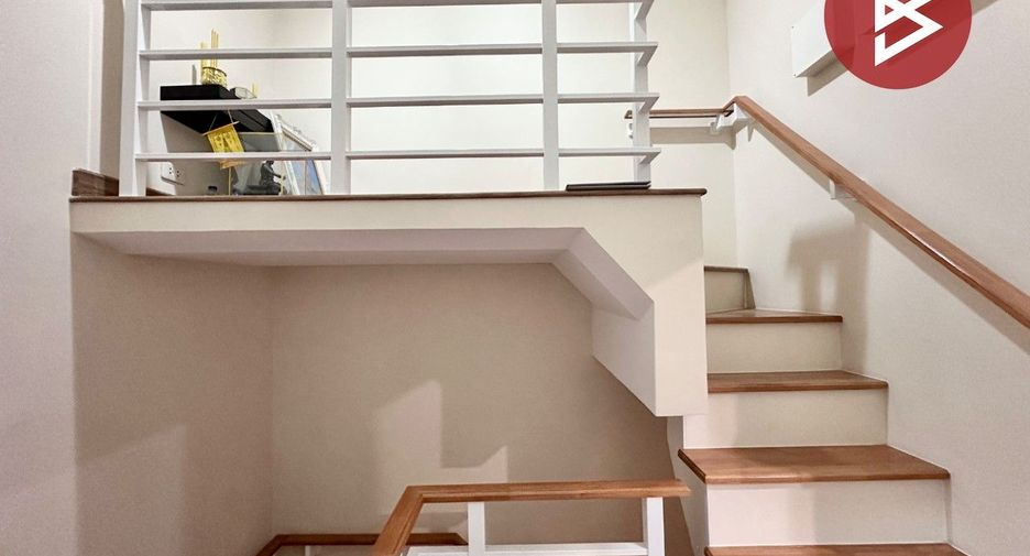 Casa adosada en venta de 4 habitaciones en Si Racha, Chonburi