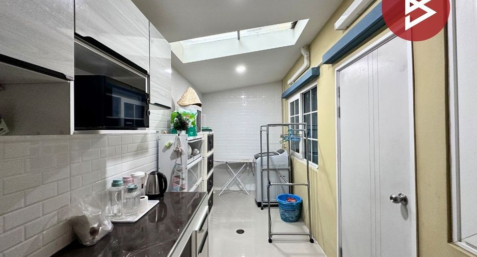 Casa adosada en venta de 4 habitaciones en Si Racha, Chonburi