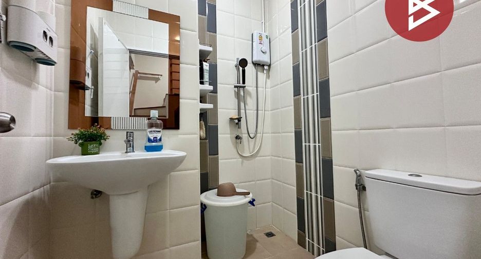Casa adosada en venta de 4 habitaciones en Si Racha, Chonburi