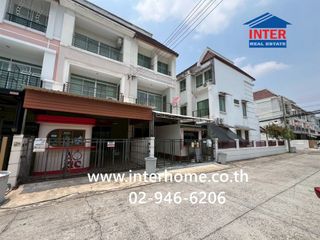 À vendre 3 chambres maison de ville à Lat Phrao, Bangkok
