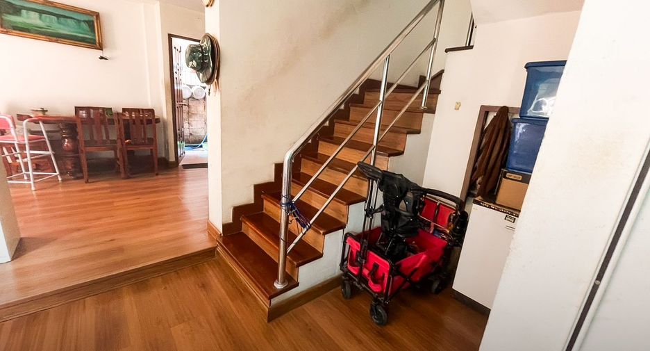 For sale 5 bedrooms townhouse in Bang Kapi, Bangkok