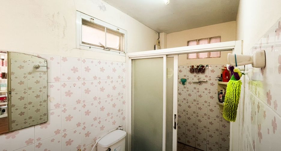 For sale 5 bedrooms townhouse in Bang Kapi, Bangkok