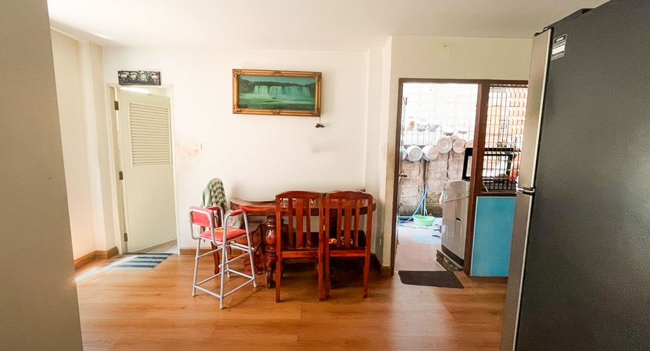 For sale 5 bedrooms townhouse in Bang Kapi, Bangkok