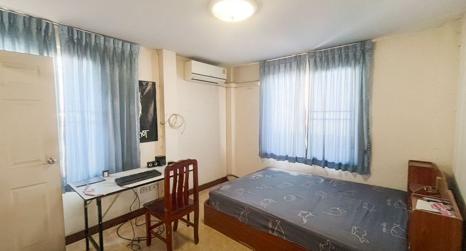 For sale 5 bedrooms townhouse in Bang Kapi, Bangkok