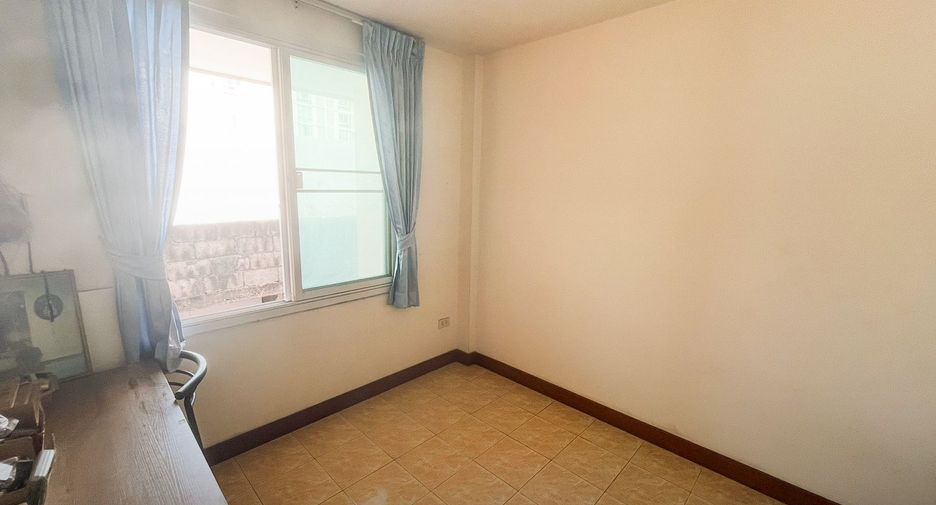For sale 5 bedrooms townhouse in Bang Kapi, Bangkok