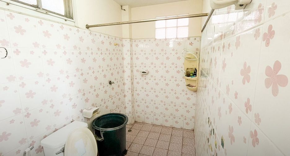 For sale 5 bedrooms townhouse in Bang Kapi, Bangkok