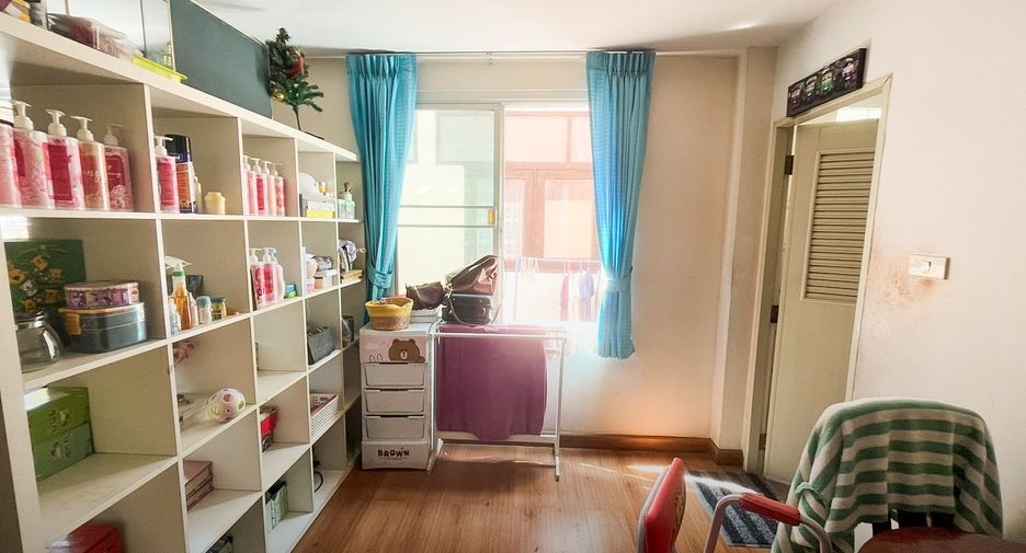 For sale 5 bedrooms townhouse in Bang Kapi, Bangkok