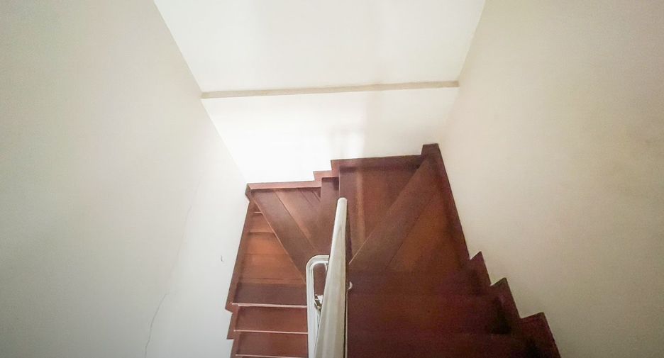 For sale 5 bedrooms townhouse in Bang Kapi, Bangkok