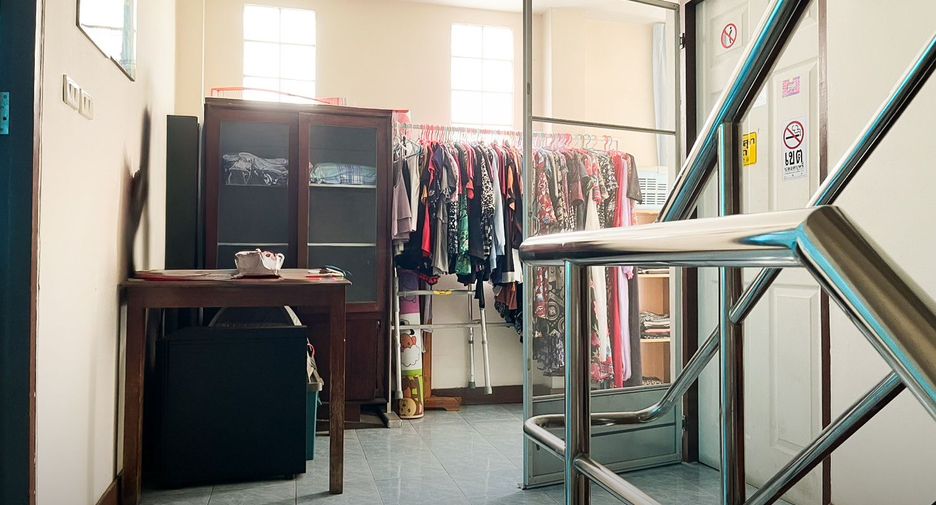 For sale 5 bedrooms townhouse in Bang Kapi, Bangkok