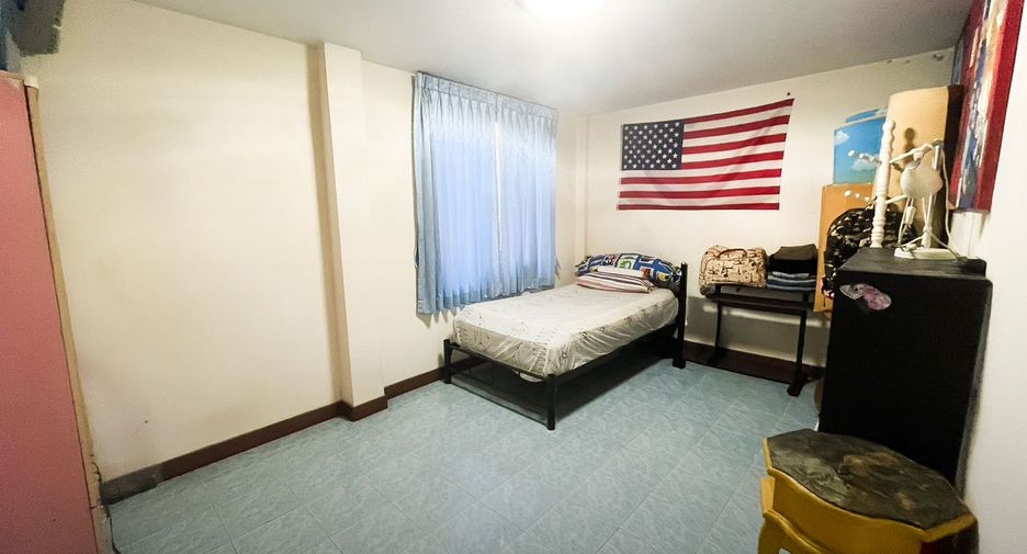 For sale 5 bedrooms townhouse in Bang Kapi, Bangkok