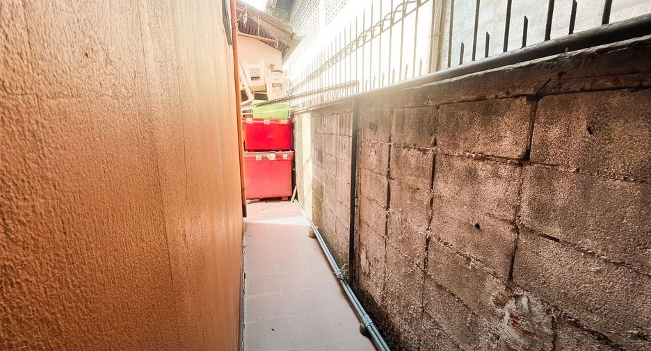 For sale 5 bedrooms townhouse in Bang Kapi, Bangkok