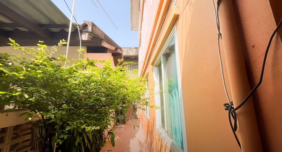 For sale 5 bedrooms townhouse in Bang Kapi, Bangkok