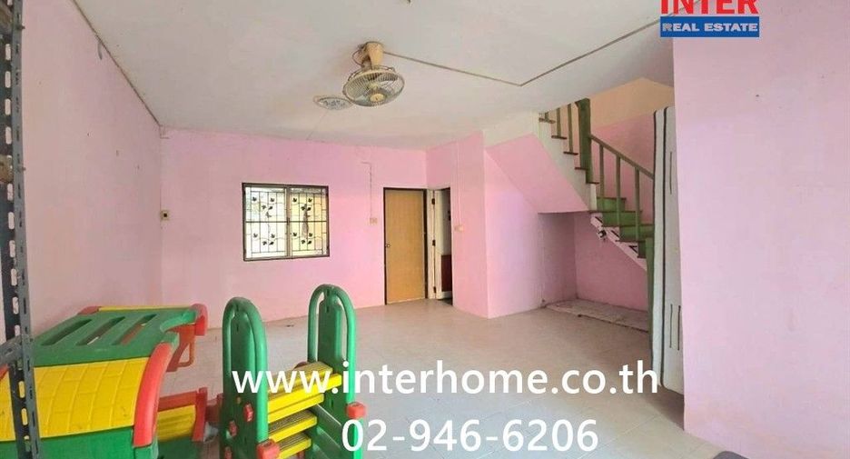 Casa adosada en venta de 3 habitaciones en Phra Samut Chedi, Samut Prakan