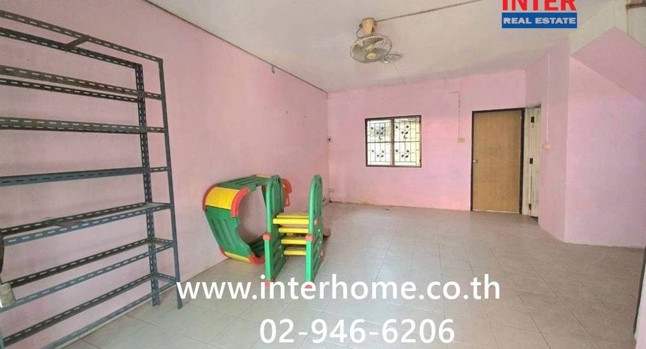 Casa adosada en venta de 3 habitaciones en Phra Samut Chedi, Samut Prakan