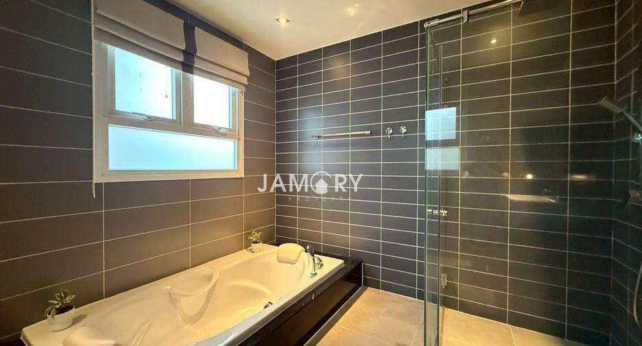 For rent 3 bedrooms villa in East Pattaya, Pattaya
